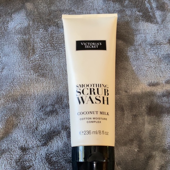 NEW Victoria Secret MakeUp Bags & Smoothing Scrub - Picture 5 of 7